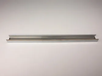 Perfil articulado de união de prateleiras